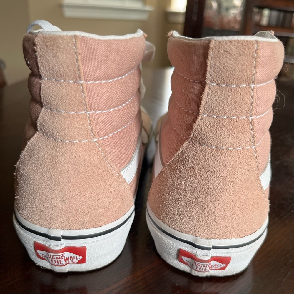 High top vans women’s size 8.5 men’s size 7 like new, never worn out side.